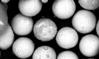 Immagine al microscopio di polvere SS316L dopo il trattamento al plasma